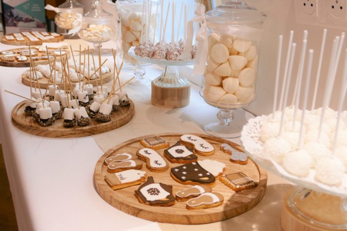 Candy Bar et pâtisseries thème cocooning pour Air Bnb - sablés masque de nuit, clé, meringue nuage, cake pops, chamallows trempés dans le chocolat - décoration douce, fleurs de coton, bougies, lin clair