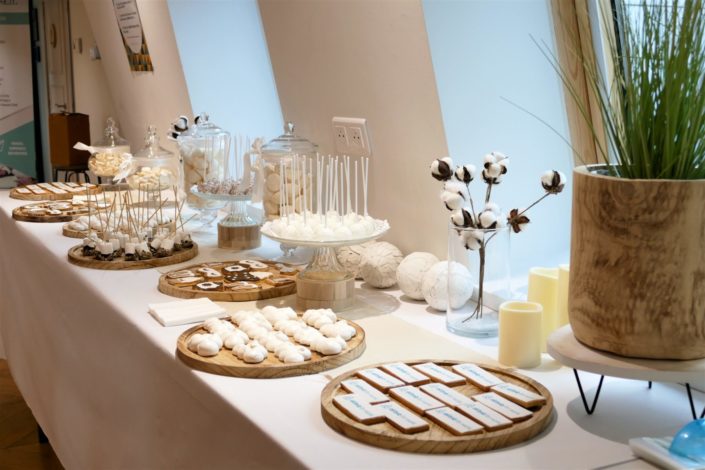 Candy Bar et pâtisseries thème cocooning pour Air Bnb - sablés masque de nuit, clé, meringue nuage, cake pops, chamallows trempés dans le chocolat - décoration douce, fleurs de coton, bougies, lin clair