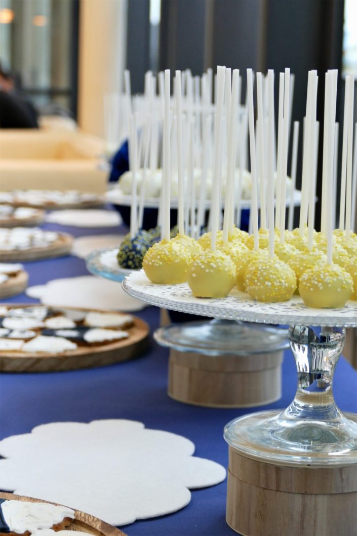 Bar à pâtisseries personnalisés pour la nouvelle carte graphique Novotel au siège d'Accor - sablés décorés masque de nuit, théière, nuage, chausson d'hôtel, chocolat chaud