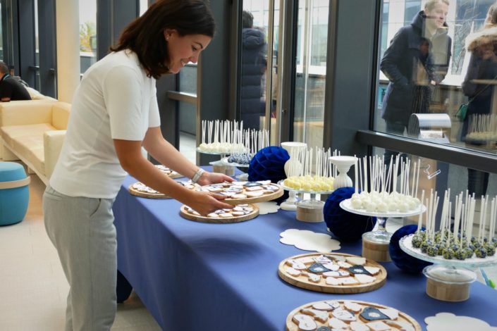 Bar à pâtisseries personnalisés pour la nouvelle carte graphique Novotel au siège d'Accor - sablés décorés masque de nuit, théière, nuage, chausson d'hôtel, chocolat chaud