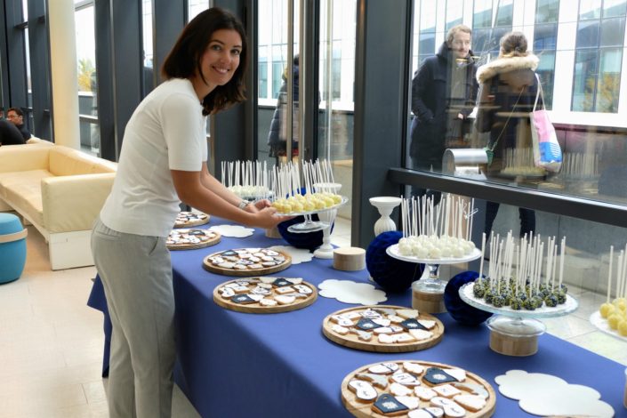 Bar à pâtisseries personnalisés pour la nouvelle carte graphique Novotel au siège d'Accor - sablés décorés masque de nuit, théière, nuage, chausson d'hôtel, chocolat chaud