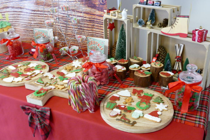 Goûter de Noël par Studio Candy chez Estée Lauder - Candy Bar / Bar à bonbons et pâtisseries - sablés décorés de Noël sucre d'orge, luge, bonnet de père noel, bonhomme de pain d'épice, ours polaire. Cake pops au chocolat, cupcakes, sapins meringue décorés. Décoration rouge vintage et tartan écossais avec sapin, patin à glace, petit train, pommes de pin