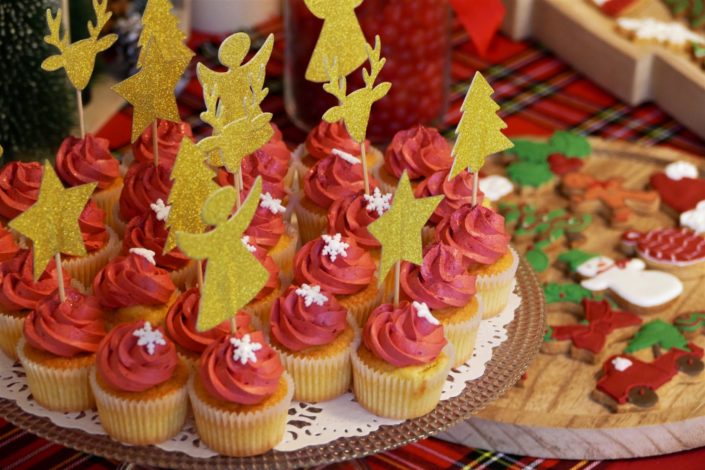 Goûter de Noël par Studio Candy chez Estée Lauder - Candy Bar / Bar à bonbons et pâtisseries - sablés décorés de Noël sucre d'orge, luge, bonnet de père noel, bonhomme de pain d'épice, ours polaire. Cake pops au chocolat, cupcakes, sapins meringue décorés. Décoration rouge vintage et tartan écossais avec sapin, patin à glace, petit train, pommes de pin