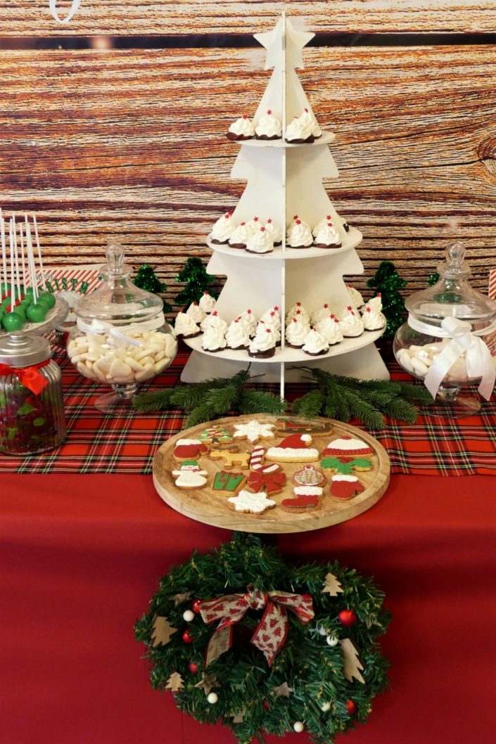 Goûter de Noël par Studio Candy chez Estée Lauder - Candy Bar / Bar à bonbons et pâtisseries - sablés décorés de Noël sucre d'orge, luge, bonnet de père noel, bonhomme de pain d'épice, ours polaire. Cake pops au chocolat, cupcakes, sapins meringue décorés. Décoration rouge vintage et tartan écossais avec sapin, patin à glace, petit train, pommes de pin