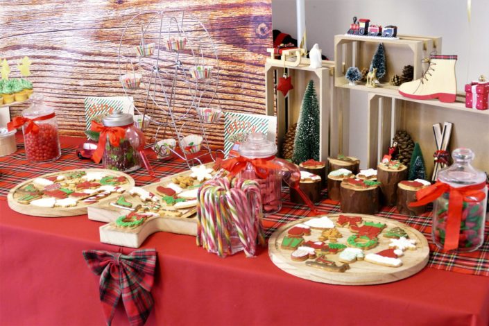 Goûter de Noël par Studio Candy chez Estée Lauder - Candy Bar / Bar à bonbons et pâtisseries - sablés décorés de Noël sucre d'orge, luge, bonnet de père noel, bonhomme de pain d'épice, ours polaire. Cake pops au chocolat, cupcakes, sapins meringue décorés. Décoration rouge vintage et tartan écossais avec sapin, patin à glace, petit train, pommes de pin