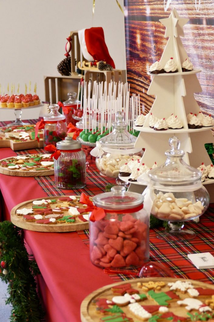 Goûter de Noël par Studio Candy chez Estée Lauder - Candy Bar / Bar à bonbons et pâtisseries - sablés décorés de Noël sucre d'orge, luge, bonnet de père noel, bonhomme de pain d'épice, ours polaire. Cake pops au chocolat, cupcakes, sapins meringue décorés. Décoration rouge vintage et tartan écossais avec sapin, patin à glace, petit train, pommes de pin