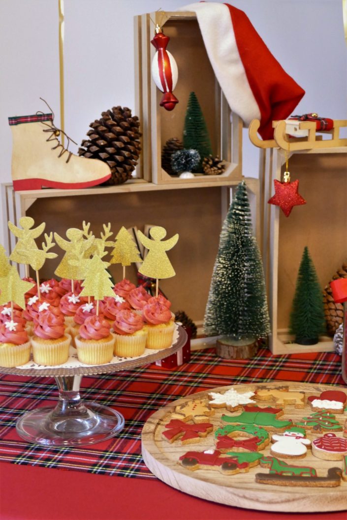 Goûter de Noël par Studio Candy chez Estée Lauder - Candy Bar / Bar à bonbons et pâtisseries - sablés décorés de Noël sucre d'orge, luge, bonnet de père noel, bonhomme de pain d'épice, ours polaire. Cake pops au chocolat, cupcakes, sapins meringue décorés. Décoration rouge vintage et tartan écossais avec sapin, patin à glace, petit train, pommes de pin