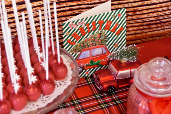 Goûter de Noël par Studio Candy chez Estée Lauder - Candy Bar / Bar à bonbons et pâtisseries - sablés décorés de Noël sucre d'orge, luge, bonnet de père noel, bonhomme de pain d'épice, ours polaire. Cake pops au chocolat, cupcakes, sapins meringue décorés. Décoration rouge vintage et tartan écossais avec sapin, patin à glace, petit train, pommes de pin