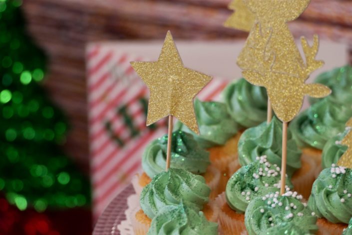 Goûter de Noël par Studio Candy chez Estée Lauder - Candy Bar / Bar à bonbons et pâtisseries - sablés décorés de Noël sucre d'orge, luge, bonnet de père noel, bonhomme de pain d'épice, ours polaire. Cake pops au chocolat, cupcakes, sapins meringue décorés. Décoration rouge vintage et tartan écossais avec sapin, patin à glace, petit train, pommes de pin