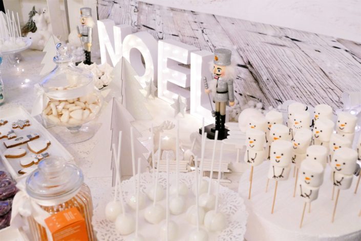 Candy bar noel chez Clinique réalisé par Studio Candy - brochette de chamallows bonhommes de neige, sablés décorés produit Clinique ID et thème Noël : ours polaire, moufle, gant, bonnet, sapin, flocon. Cake pops au chocolat, sapins meringue. Décoration polaire en blanc et argent.