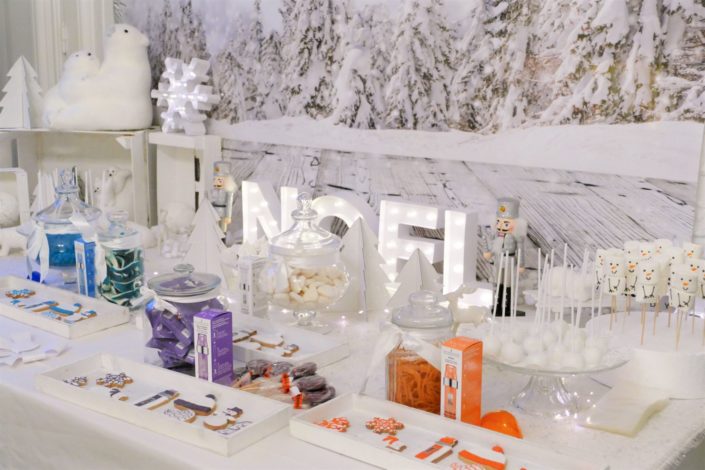 Candy bar noel chez Clinique réalisé par Studio Candy - brochette de chamallows bonhommes de neige, sablés décorés produit Clinique ID et thème Noël : ours polaire, moufle, gant, bonnet, sapin, flocon. Cake pops au chocolat, sapins meringue. Décoration polaire en blanc et argent.