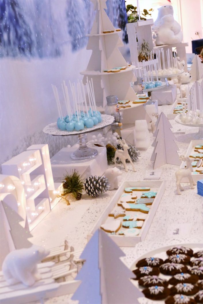 Goûter/ Sweet table de Noël polaire chez Dentsu par Studio Candy / décoration blanche, neige, argent, ours, casse noisette, cerf, sapin/ pâtisseries sablés décorés, cake pops flocon, sapin meringue