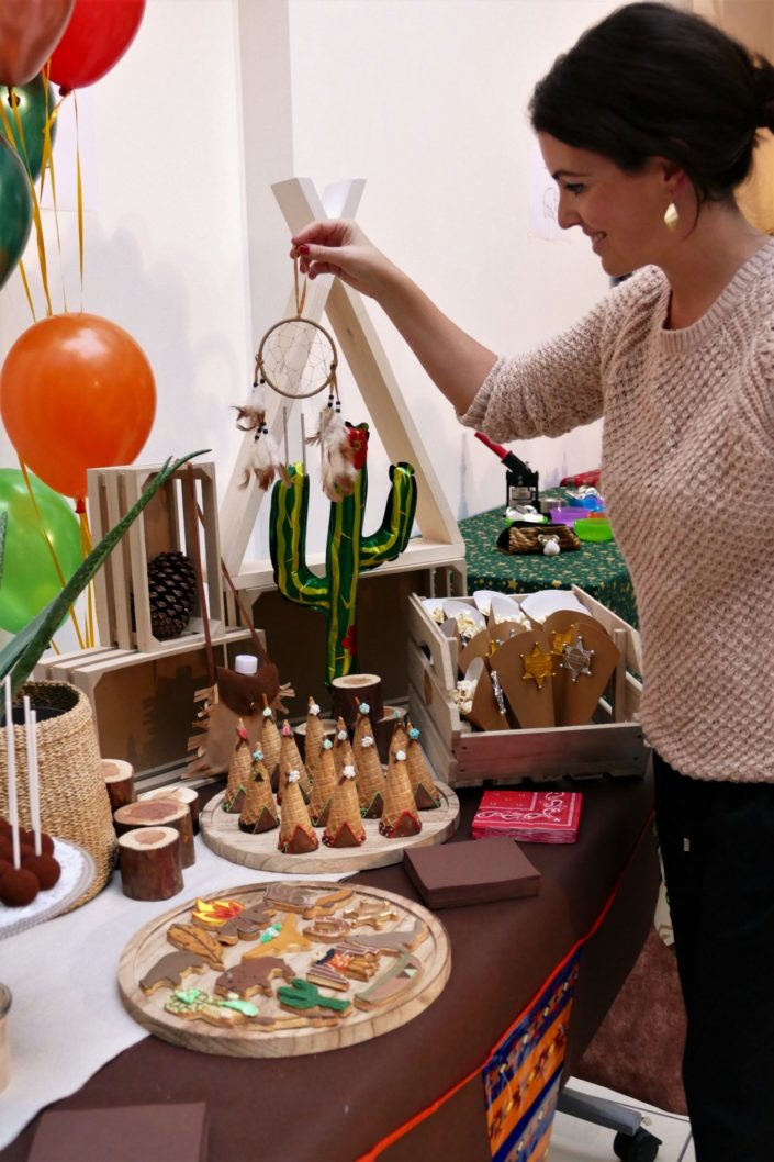 Goûter Family Day, sweet table, candy bar enfants chez Salesforce par Studio Candy - Thème Far west cowboys/indiens - sablés décorés tipi, botte, shérif, cactus, cake pops chocolat, brochette chamallows, pop corn