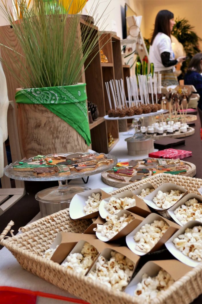 Goûter Family Day, sweet table, candy bar enfants chez Salesforce par Studio Candy - Thème Far west cowboys/indiens - sablés décorés tipi, botte, shérif, cactus, cake pops chocolat, brochette chamallows, pop corn