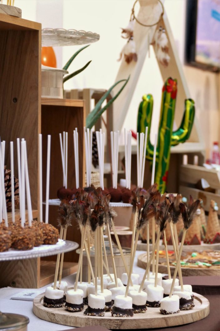 Goûter Family Day, sweet table, candy bar enfants chez Salesforce par Studio Candy - Thème Far west cowboys/indiens - sablés décorés tipi, botte, shérif, cactus, cake pops chocolat, brochette chamallows, pop corn