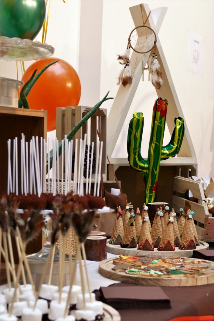 Goûter Family Day, sweet table, candy bar enfants chez Salesforce par Studio Candy - Thème Far west cowboys/indiens - sablés décorés tipi, botte, shérif, cactus, cake pops chocolat, brochette chamallows, pop corn