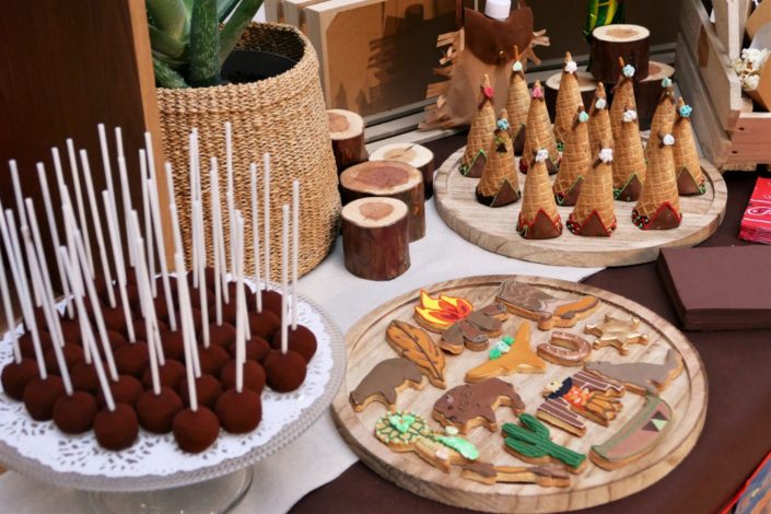 Goûter Family Day, sweet table, candy bar enfants chez Salesforce par Studio Candy - Thème Far west cowboys/indiens - sablés décorés tipi, botte, shérif, cactus, cake pops chocolat, brochette chamallows, pop corn