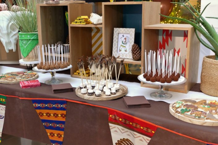 Goûter Family Day, sweet table, candy bar enfants chez Salesforce par Studio Candy - Thème Far west cowboys/indiens - sablés décorés tipi, botte, shérif, cactus, cake pops chocolat, brochette chamallows, pop corn