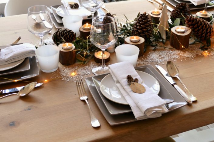Set design / Art de la table / décoration table de noël par Studio Candy pour For me Lab - branches d'olivier, rondins de bois, bougies, pommes de pin, serviettes en lin, argenterie vintage