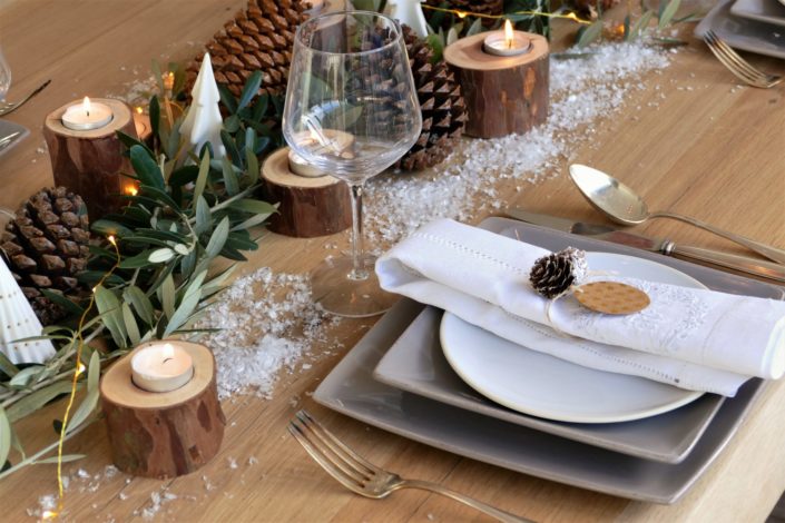 Set design / Art de la table / décoration table de noël par Studio Candy pour For me Lab - branches d'olivier, rondins de bois, bougies, pommes de pin, serviettes en lin, argenterie vintage