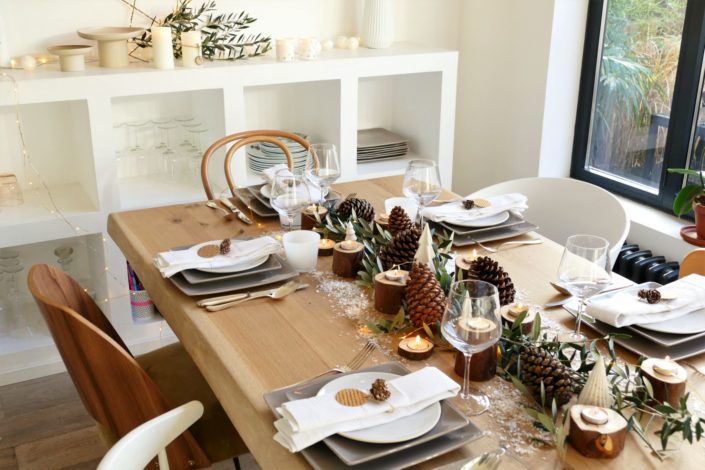 Set design / Art de la table / décoration table de noël par Studio Candy pour For me Lab - branches d'olivier, rondins de bois, bougies, pommes de pin, serviettes en lin, argenterie vintage