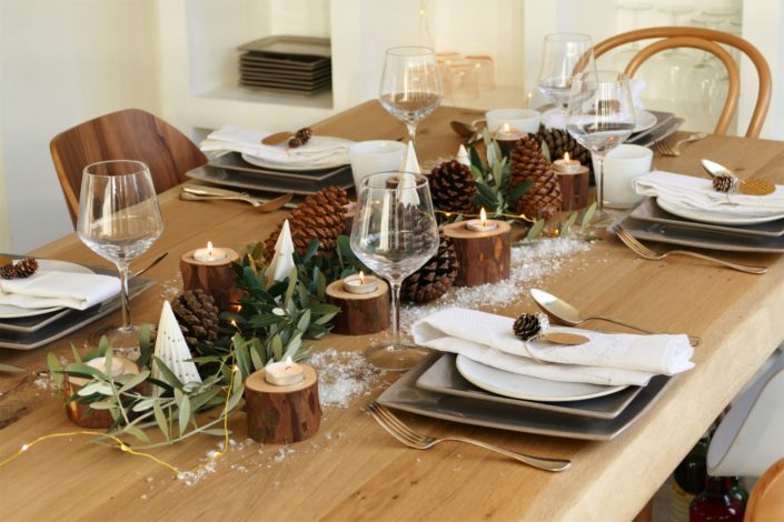 Set design / Art de la table / décoration table de noël par Studio Candy pour For me Lab - branches d'olivier, rondins de bois, bougies, pommes de pin, serviettes en lin, argenterie vintage