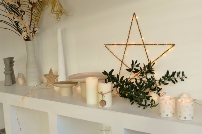 Set design / Art de la table / décoration table de noël par Studio Candy pour For me Lab - branches d'olivier, rondins de bois, bougies, pommes de pin, serviettes en lin, argenterie vintage