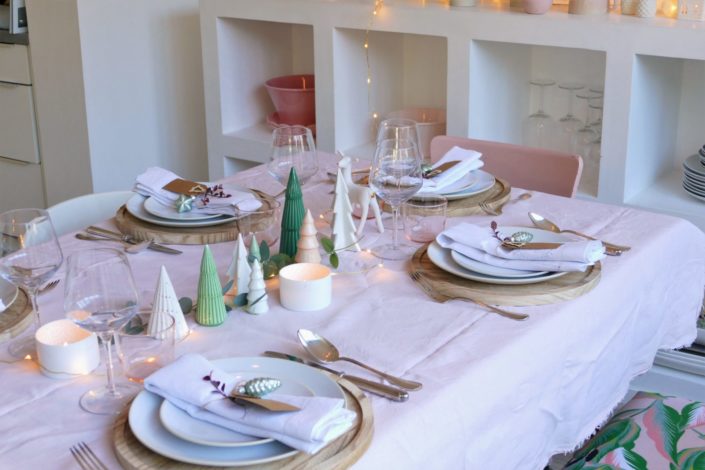 Set design / Art de la table / décoration table de noël par Studio Candy pour For me Lab - nappe ne lin rose pastel, set de table en bois, étiquette kraft, décoration en verre, sapins en céramique, serviettes en lin, argenterie vintage