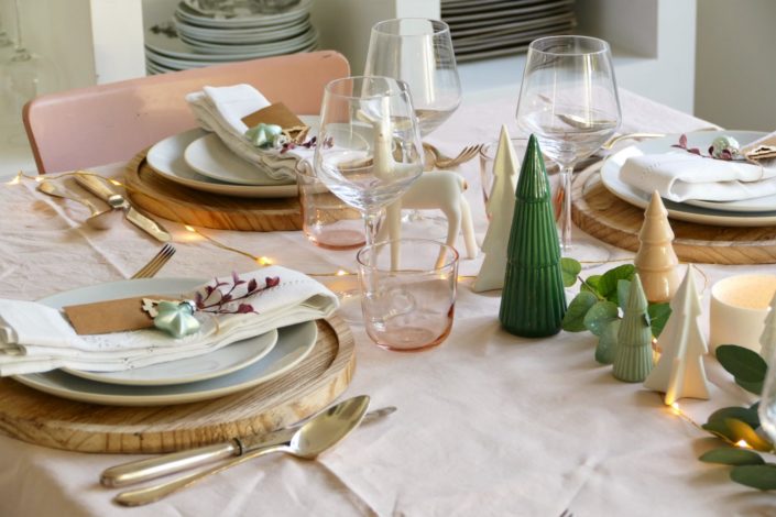 Set design / Art de la table / décoration table de noël par Studio Candy pour For me Lab - nappe ne lin rose pastel, set de table en bois, étiquette kraft, décoration en verre, sapins en céramique, serviettes en lin, argenterie vintage