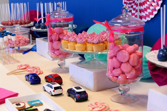 Candy bar pour Kapten par Studio Candy - sablés décorés voiture, chemise blanche, panneaux de signalisation - bonbons roses et bleus