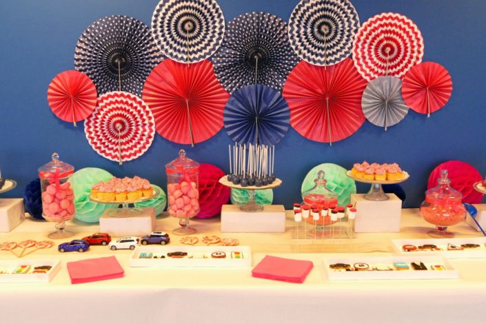 Candy bar pour Kapten par Studio Candy - sablés décorés voiture, chemise blanche, panneaux de signalisation - bonbons roses et bleus