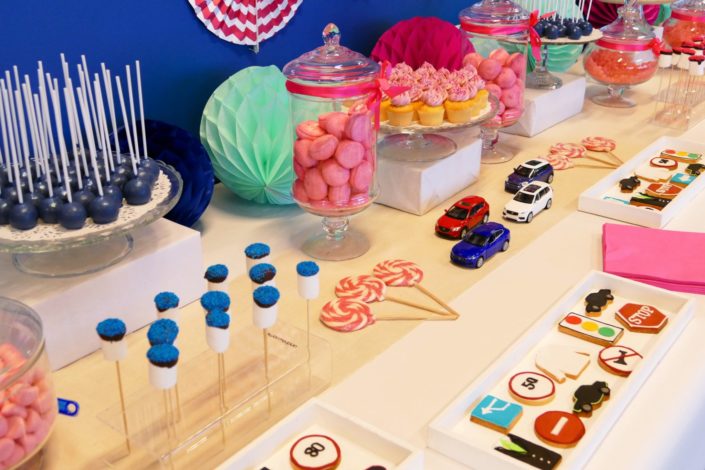 Candy bar pour Kapten par Studio Candy - sablés décorés voiture, chemise blanche, panneaux de signalisation - bonbons roses et bleus