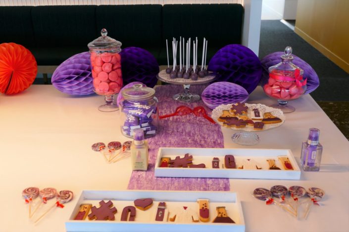 Candy Bar Clinique par Studio Candy pour le siège France de Clinique - bonbons et pâtisseries dans les 5 couleurs de Clinique ID - sablés décorés blouse, #, produit Clinique