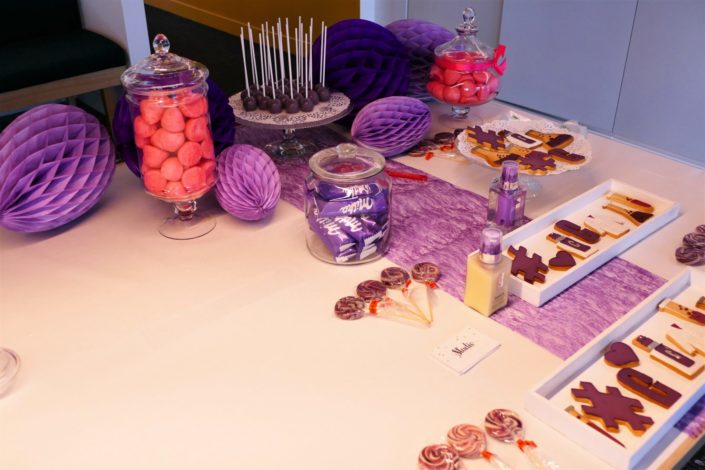 Candy Bar Clinique par Studio Candy pour le siège France de Clinique - bonbons et pâtisseries dans les 5 couleurs de Clinique ID - sablés décorés blouse, #, produit Clinique
