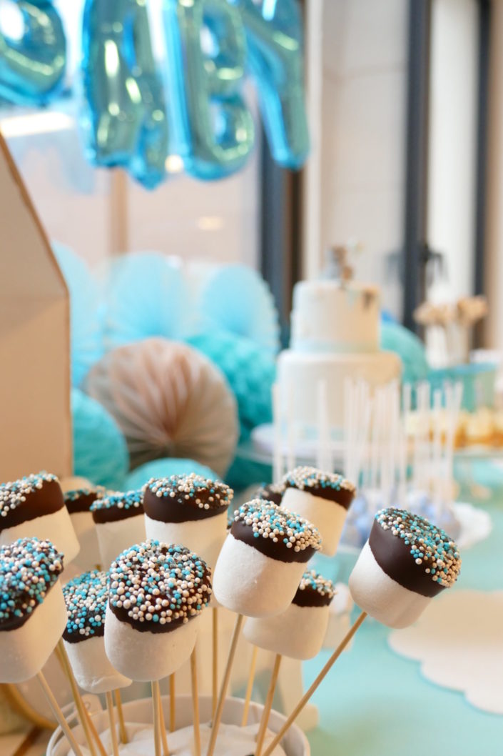 Baby Shower surprise de bureau - Thème bleu - gâteau bébé, sablés décorés poussette, peluche, hochet, body - cake pops et cupcakes
