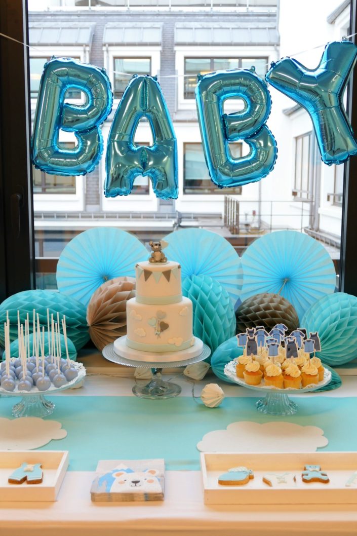 Baby Shower surprise de bureau - Thème bleu - gâteau bébé, sablés décorés poussette, peluche, hochet, body - cake pops et cupcakes