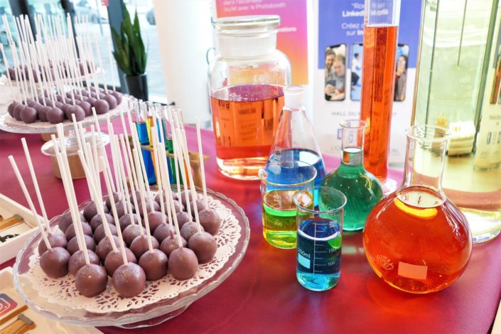 sweet table thème laboratoire / recherche / innovation - sablés décorés fiole, molécule, blouse, microscope