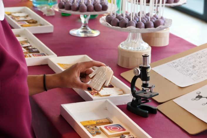 sweet table thème laboratoire / recherche / innovation - sablés décorés blouse