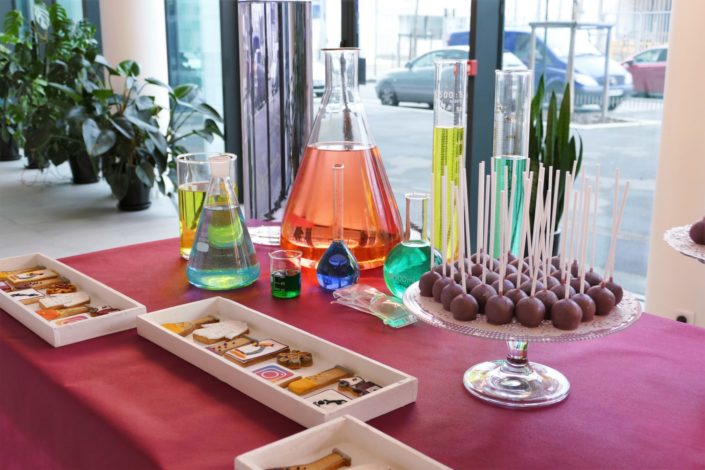 sweet table thème laboratoire / recherche / innovation - sablés décorés fiole, molécule, blouse, microscope