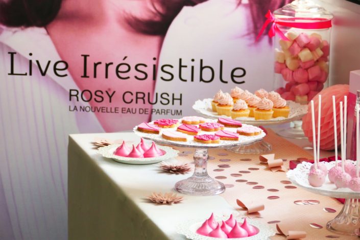 Mini Candy Bar pour Givenchy Live irresistible. Décoration, cake pops, bonbons, sablés décorés rose et lèvres. Meringue rose, chamallows, cupcakes