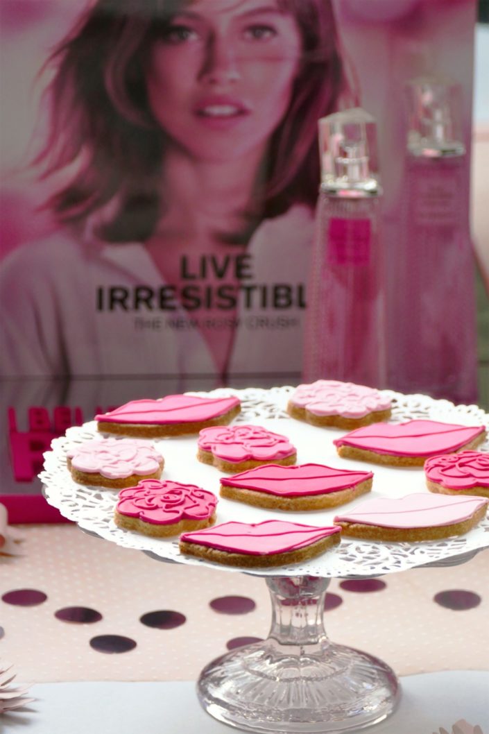 Mini Candy Bar pour Givenchy Live irresistible. Décoration, cake pops, bonbons, sablés décorés rose et lèvres. Meringue rose, chamallows, cupcakes