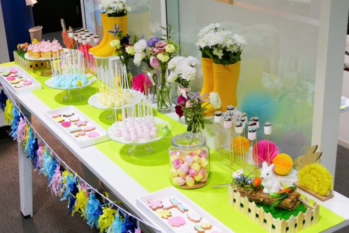 Family day thème printemps, bottes fleuries, sablés décorés, cakepops, brochettes de chamallows, fleurs, et petits oiseaux