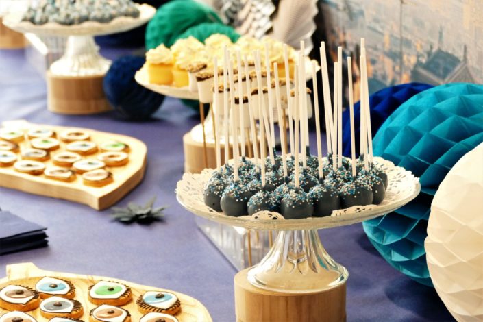 Sweet table bleu marine - cupcakes, cake pops, chamallows, sablés décorés yeux, décoration