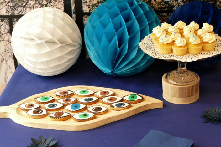 Sweet table bleu marine - cupcakes, cake pops, chamallows, sablés décorés yeux, décoration