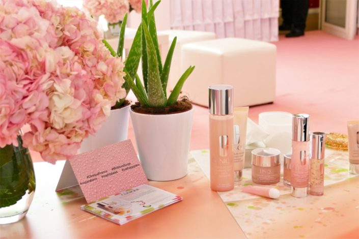 Soirée influenceuses Clinique nouvelle gamme moisture surge à l'aloe vera - Décoration et pâtisseries personnalisées roses par Studio Candy