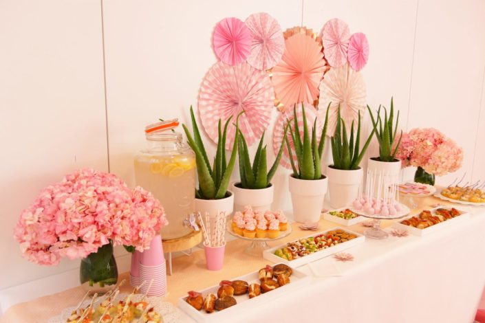 Soirée influenceuses Clinique nouvelle gamme moisture surge à l'aloe vera - Décoration et pâtisseries personnalisées roses par Studio Candy