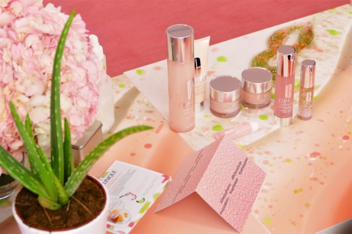 Soirée influenceuses Clinique nouvelle gamme moisture surge à l'aloe vera - Décoration et pâtisseries personnalisées roses par Studio Candy