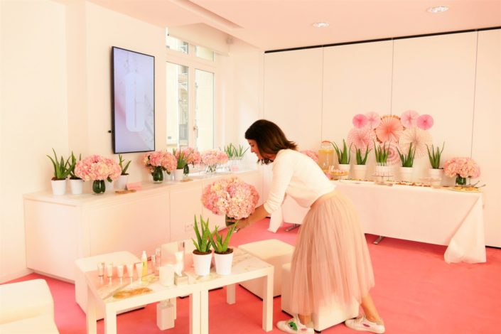 Soirée influenceuses Clinique nouvelle gamme moisture surge à l'aloe vera - Décoration et pâtisseries personnalisées roses par Studio Candy