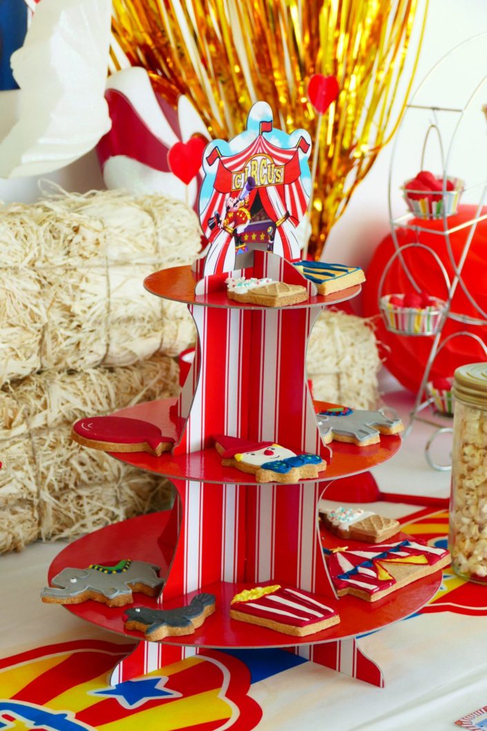 goûter candy bar family day thème cirque avec décoration, cake pops, sablés décorés, lion, chapiteau, chapeau de magicien, lapin, bonbons