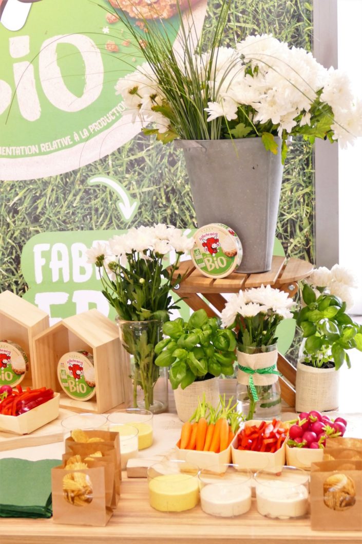 scénographie nature pour le lancement de Vache qui rit Bio - fleurs, basilic, bouteilles de lait, bar à pains, crudités, bois